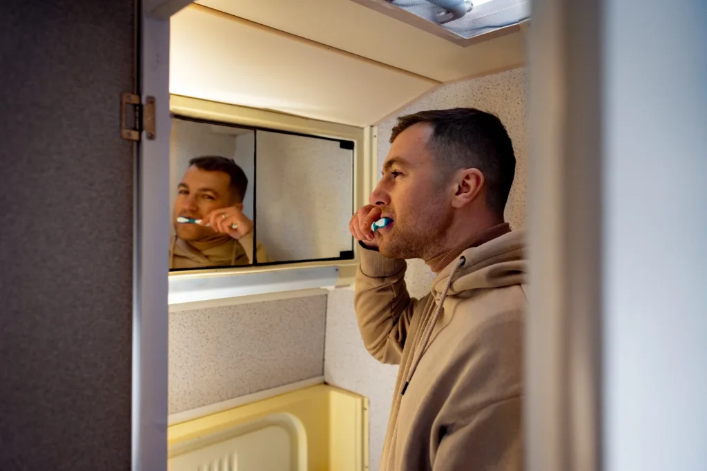 “Si no lo metes en una bolsa opaca, te graban”: el aviso de Jorge Lunda (39), experto en ciberseguridad, a los huéspedes de Airbnb 2 Moncloa Frente a este panorama, la solución no es la resignación, sino adoptar un papel activo en la defensa de nuestra intimidad, aplicando una mínima ciberseguridad personal. Fuente: Freepik