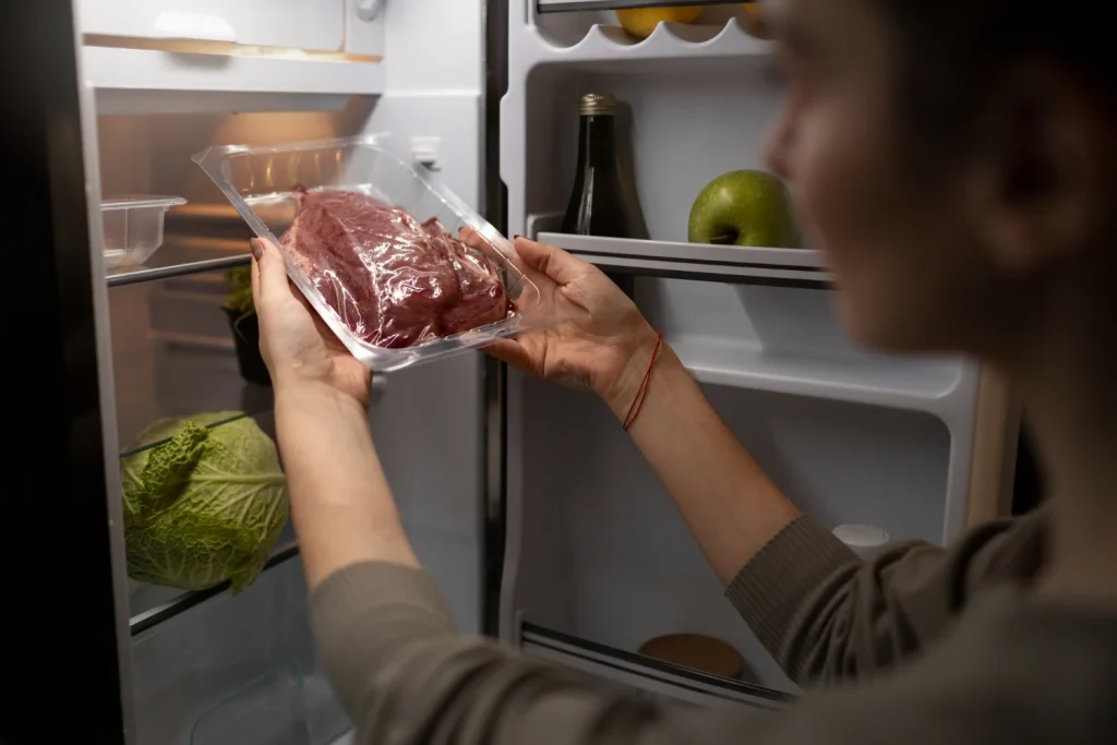 Comprender qué fruta emite este gas y cuál es sensible a él es la clave para evitar que unas pocas piezas te estropeen el resto de la compra.  Fuente: Freepik
