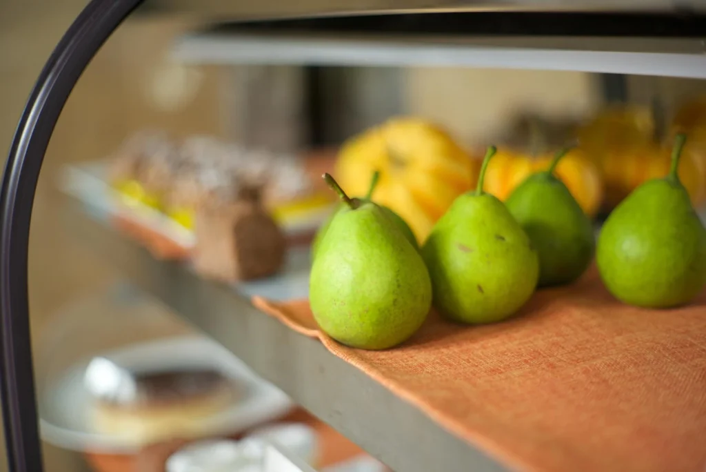 No toda la fruta está hecha para el frío; algunas variedades sufren daños irreparables en sus texturas y sabores si se guardan a bajas temperaturas. Fuente: Freepik
