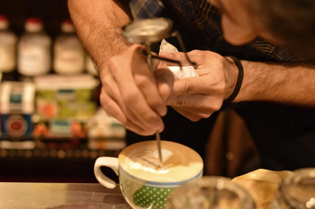 "El error es pedirlo con leche": un barista de Madrid revela cómo detectan (y desprecian) a un turista nada más entrar a la cafetería 2 Moncloa La forma en que se observa al visitante en Madrid dice mucho de la relación de la ciudad con su propia identidad y sus tradiciones. Fuente: Freepik