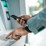 Dejar el dinero en el banco te cuesta 1.000 € al año, Javier Suavexa (31), asesor financieron, y una advertencia sobre la inflación