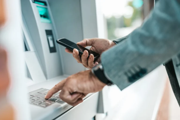 Dejar el dinero en el banco te cuesta 1.000 € al año, Javier Suavexa (31), asesor financieron, y una advertencia sobre la inflación