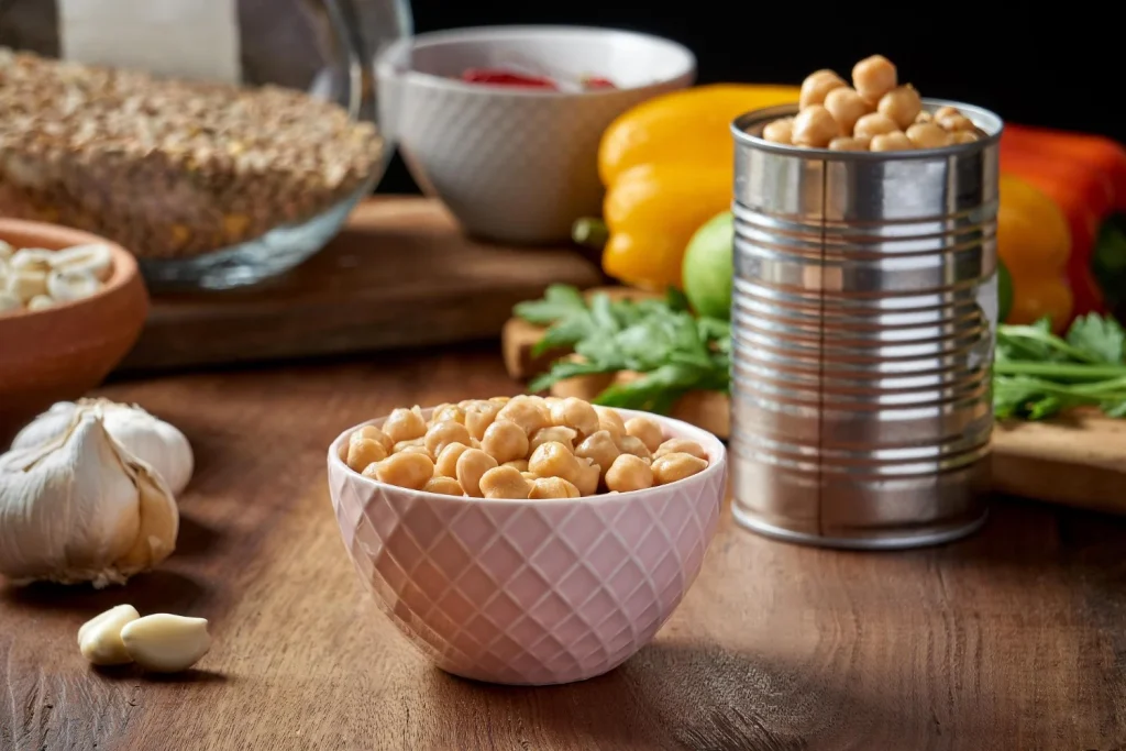 “Usar el agua de cocer garbanzos para sopa puede provocar malestares digestivos por la concentración de saponinas”, la advertencia de la nutricionista Ainhoa Lucena (50). 2 Moncloa La creciente popularidad del aquafaba ha puesto en valor este subproducto para hacer una sopa diferente, pero su uso seguro tiene matices. Fuente: Freepik