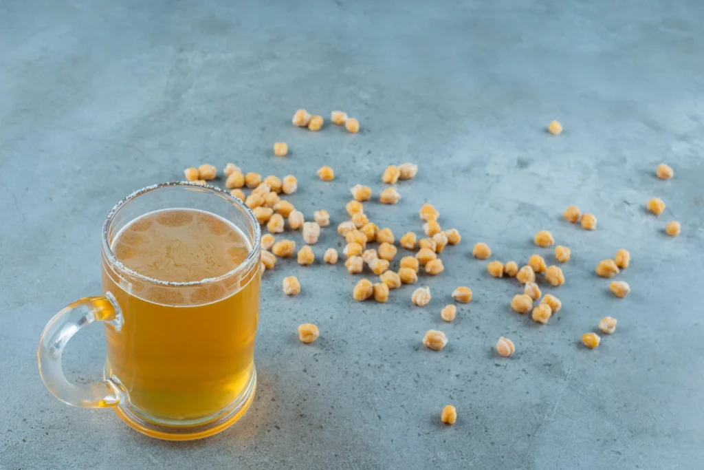 “Usar el agua de cocer garbanzos para sopa puede provocar malestares digestivos por la concentración de saponinas”, la advertencia de la nutricionista Ainhoa Lucena (50). 4 Moncloa Es fundamental distinguir entre los distintos caldos que generamos al cocinar si queremos preparar una sopa realmente saludable. Fuente: Freepik