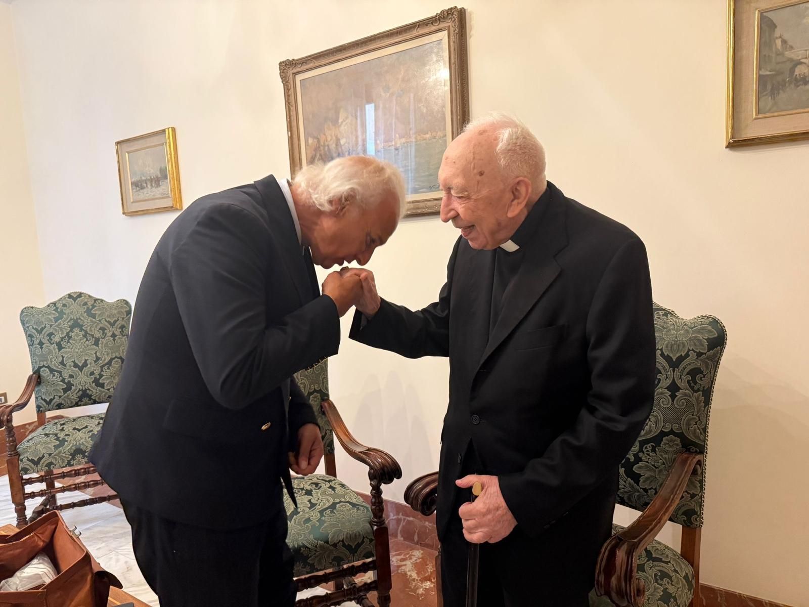 El cardenal Acerbi cumple 100 años en el Vaticano, acompañado del Dr. de la Peña, gurú de la longevidad 1 Moncloa El doctor Manuel de la Pea con el cardenal Angelo Acerbi Moncloa