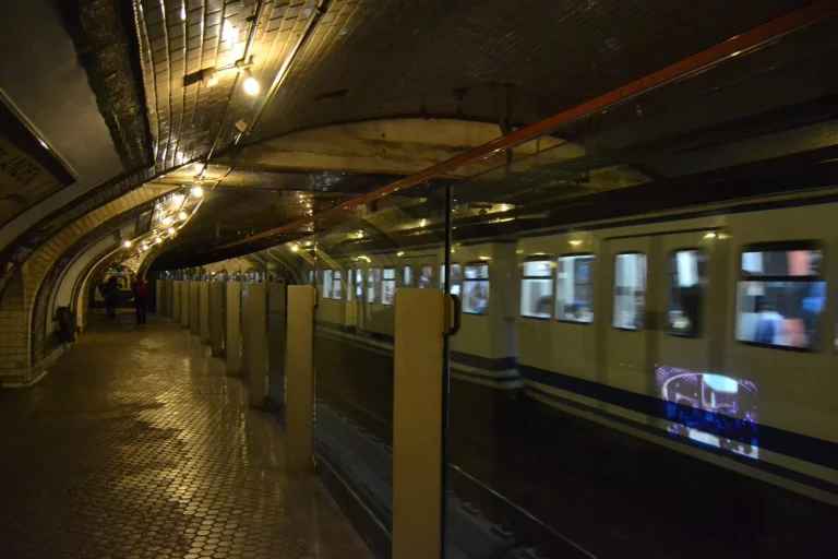 La estación de metro 'fantasma' de Madrid que usas todos los días sin saber que es una tumba