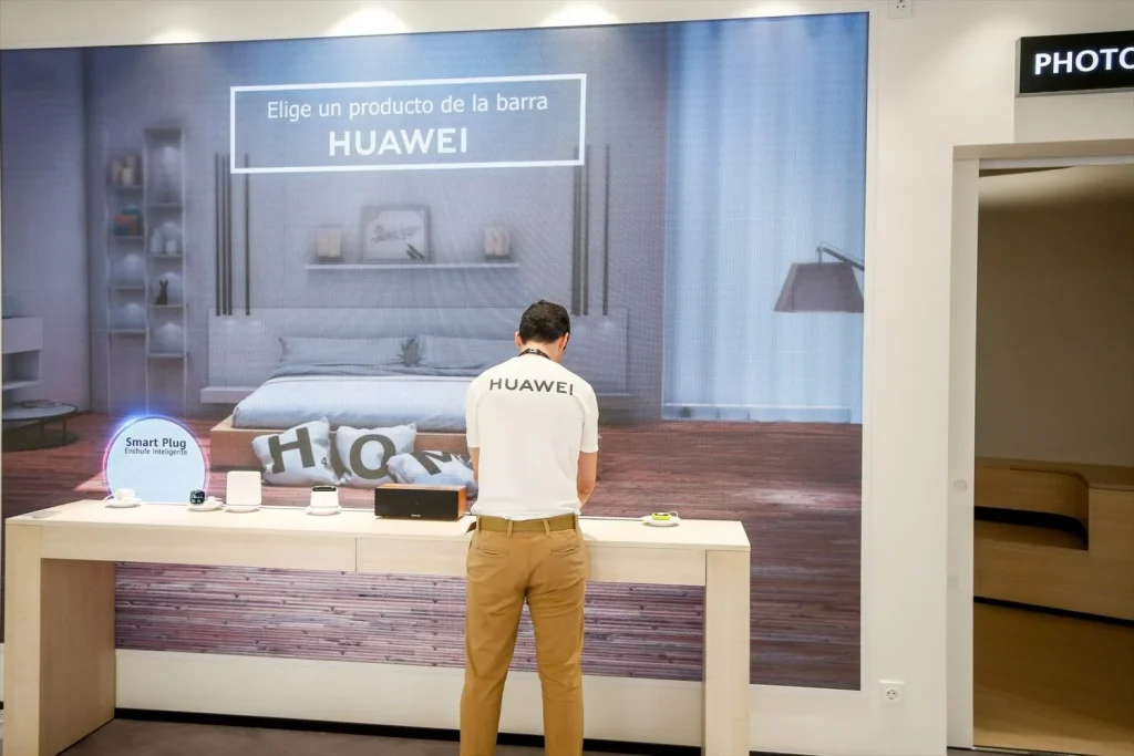 La comprometida relación entre España y Huawei: soberanía tecnológica y lealtad geopolítica 2 Moncloa EuropaPress 2252806 empleado espacio huawei madrid ordena algunos productos expositores dia Moncloa