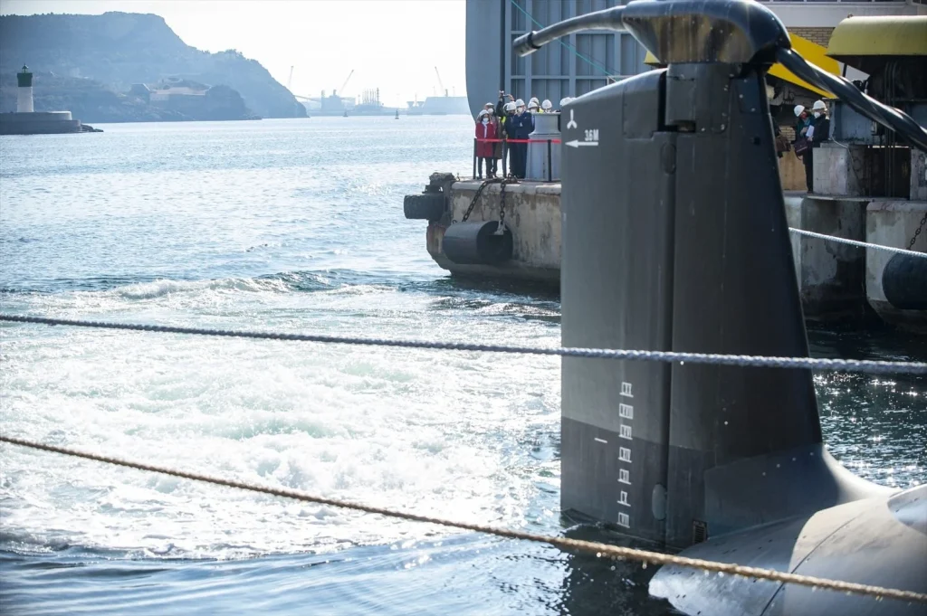 El S-82 Narciso Monturiol de Navantia, el cazador invisible que relanza a la Armada 1 Moncloa EuropaPress 4208673 fondo ministra defensa margarita robles mientras realizan pruebas amarras Moncloa