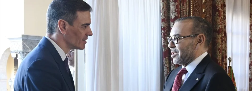 El presidente del Gobierno español, Pedro Sánchez (i), y el rey de Marruecos, Mohamed VI (d), se saludan con motivo del primer viaje oficial de Sánchez de esta legislatura a Marruecos, a 21 de febrero de 2024, en Rabat (Fuente: Agencias) El presidente del Gobierno español, Pedro Sánchez (i), y el rey de Marruecos, Mohamed VI (d), se saludan con motivo del primer viaje oficial de Sánchez de esta legislatura a Marruecos, a 21 de febrero de 2024, en Rabat (Fuente: Agencias)
