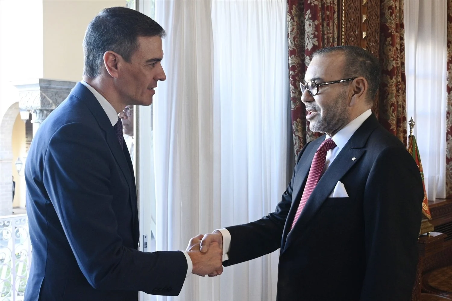 El presidente del Gobierno español, Pedro Sánchez (i), y el rey de Marruecos, Mohamed VI (d), se saludan con motivo del primer viaje oficial de Sánchez de esta legislatura a Marruecos, a 21 de febrero de 2024, en Rabat (Fuente: Agencias)