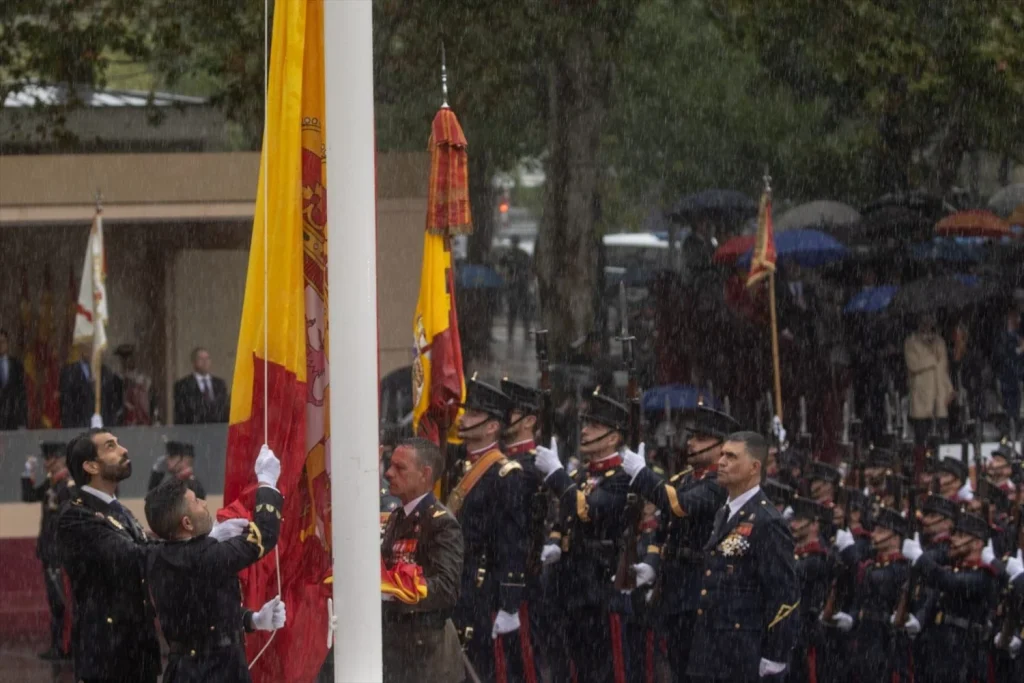Día de la Fiesta Nacional: Madrid se paraliza por el desfile militar con 80.000 asistentes 1 Moncloa EuropaPress 6271790 acto solemne homenaje bandera nacional desfile militar 12 octubre dia Moncloa