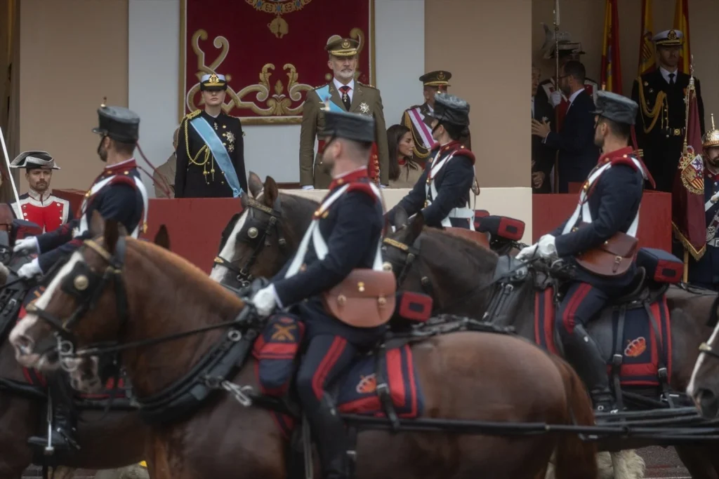 Día de la Fiesta Nacional: Madrid se paraliza por el desfile militar con 80.000 asistentes 2 Moncloa EuropaPress 6271819 i 2d princesa leonor rey felipe vi reina letizia acto solemne homenaje Moncloa