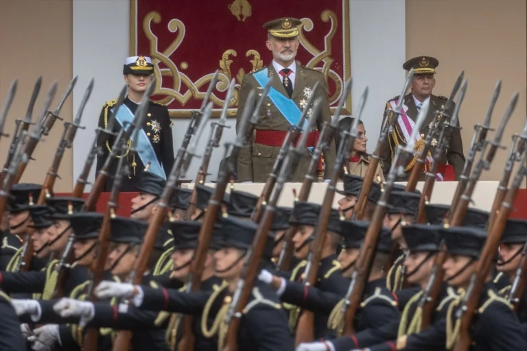 El Rey Felipe VI (c) y la princesa Leonor (i) durante el acto solemne de homenaje a la Bandera Nacional y desfile militar por el 12 de octubre, Día de la Hispanidad, en la Plaza de Cánovas del Castillo, a 12 de octubre de 2024, en Madrid (Fuente: Agencias)