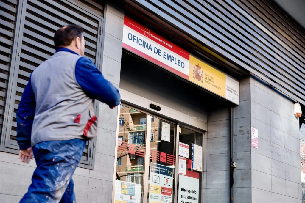 Estas son las cifras y los motivos que colocan a Madrid como líder en empleo 2 Moncloa EuropaPress 6496755 hombre pasa oficina sepe febrero 2025 madrid espana paro registrado Moncloa