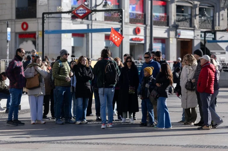 Una guía turística por el centro de la ciudad, a 6 de febrero de 2025, en Madrid (Fuente: España).