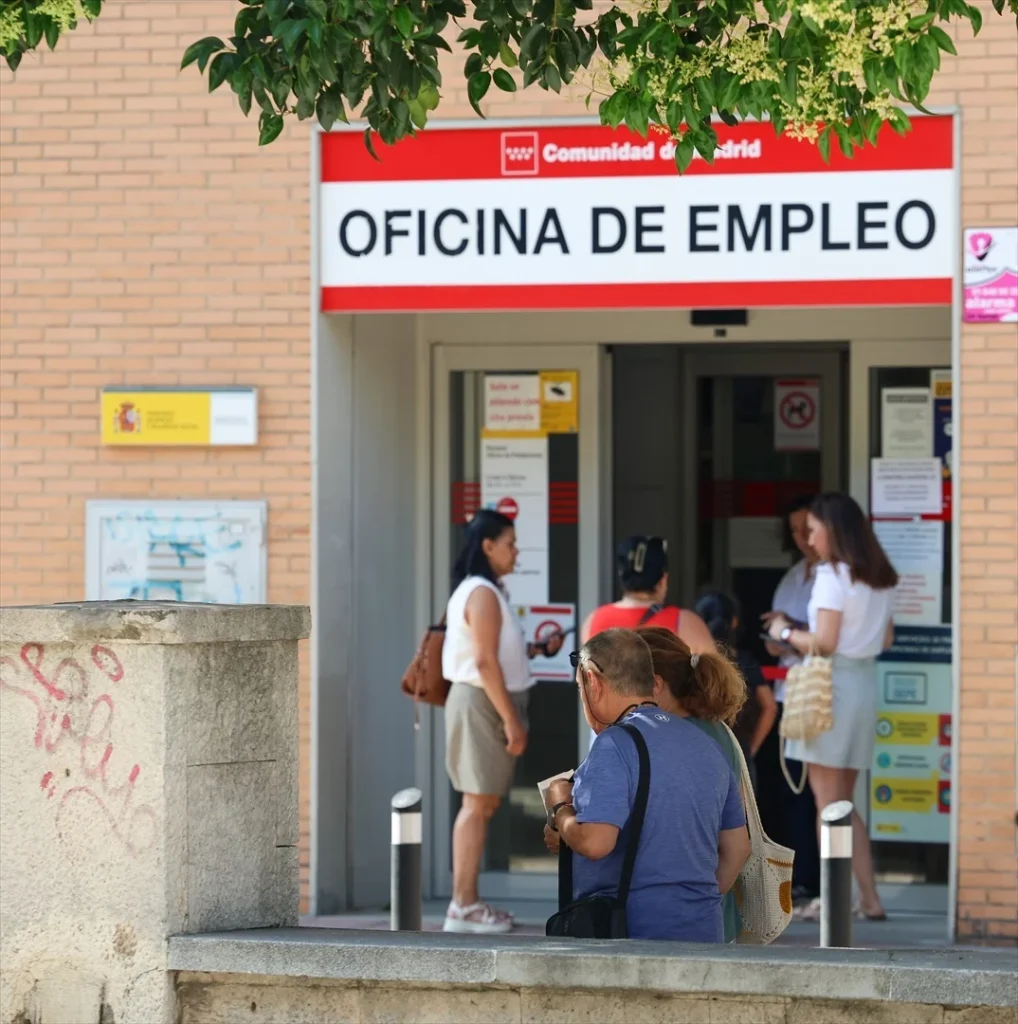 Estas son las cifras y los motivos que colocan a Madrid como líder en empleo 1 Moncloa EuropaPress 6834898 varias personas entran oficina sepe julio 2025 madrid espana paro Moncloa