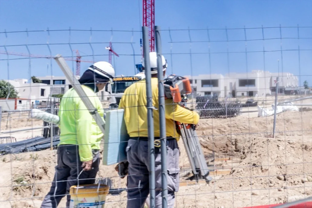 EuropaPress 6880941 dos obreros trabajan construccion vivienda nueva 29 julio 2025 madrid Moncloa