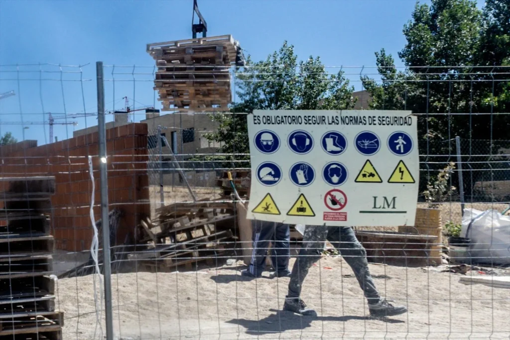 EuropaPress 6880942 dos obreros trabajan construccion vivienda nueva 29 julio 2025 madrid Moncloa