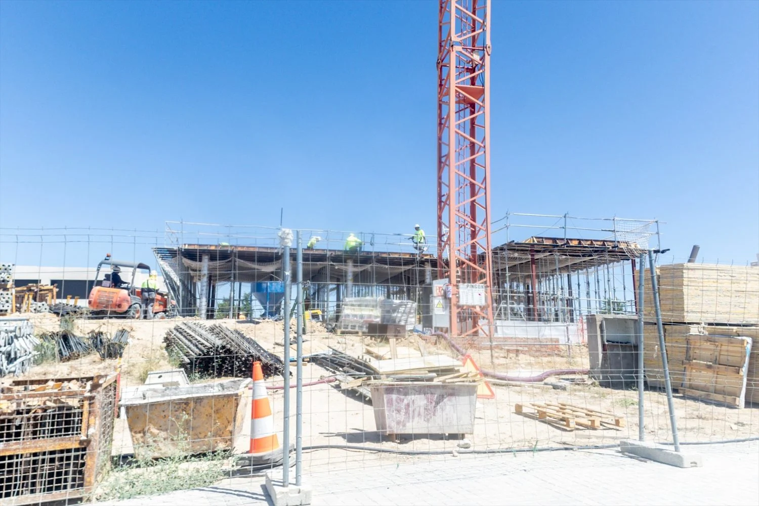 Varios obreros trabajan en la construcción de una vivienda nueva, a 29 de julio de 2025, en Madrid (Fuente: Agencias).