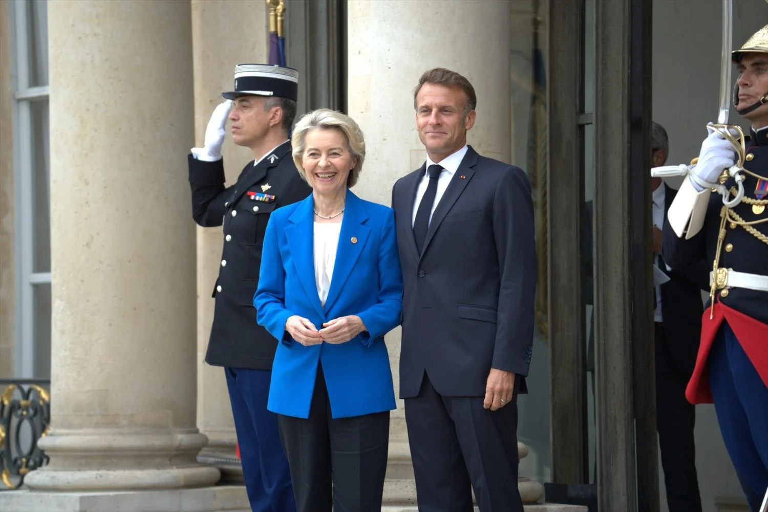 La presidenta de la Comisión Europea, Ursula Von der Leyen, y el presidente de Francia, Emmanuel Macron, a su llegada a la reunión de la Coalición de Voluntarios por Ucrania, a 4 de septiembre de 2025, en París (Fuente: Agencias).