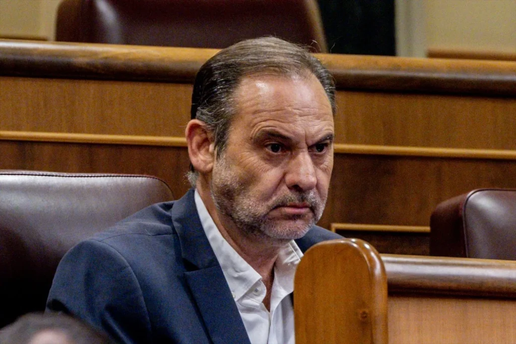 El ex ministro Ábalos en su escaño del Congreso. EP