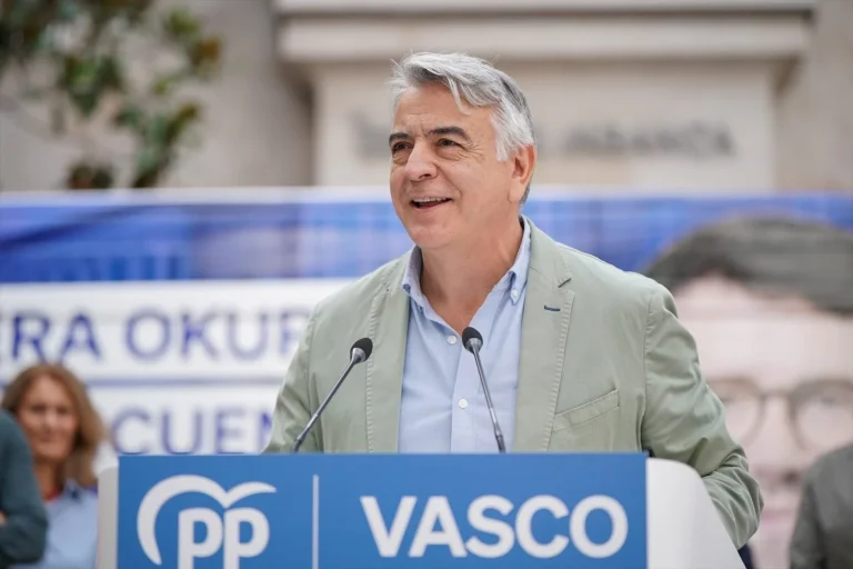 El presidente del PP vasco, Javier de Andrés, durante la visita del vicesecretario de coordinación autonómica, Elías Bendodo, a 19 de septiembre de 2025, en Vitoria-Gasteiz, Álava, País Vasco (Fuente: Agencias)