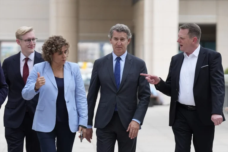 El presidente del Partido Popular, Alberto Núñez Feijóo (c); la secretaria general del Partido Popular Europeo, Dolors Monserrat (1i), y el presidente del PP Alemán, Christian Kremer (1d), durante un encuentro organizado por el Partido Popular Europeo, en el Hotel Eurostars Grand Marina, a 2 de octubre de 2025, en Barcelona, Catalunya (Fuente: Agencias)