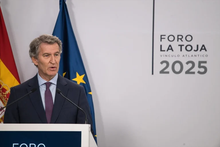 El presidente del Partido Popular, Alberto Núñez Feijóo, interviene durante la segunda jornada del ‘Foro de La Toja - Vínculo Atlántico’ 2025, en el Eurostars Gran Hotel La Toja, a 3 de octubre de 2025, en la Illa de la Toja, Pontevedra, Galicia (Fuente: Agencias)