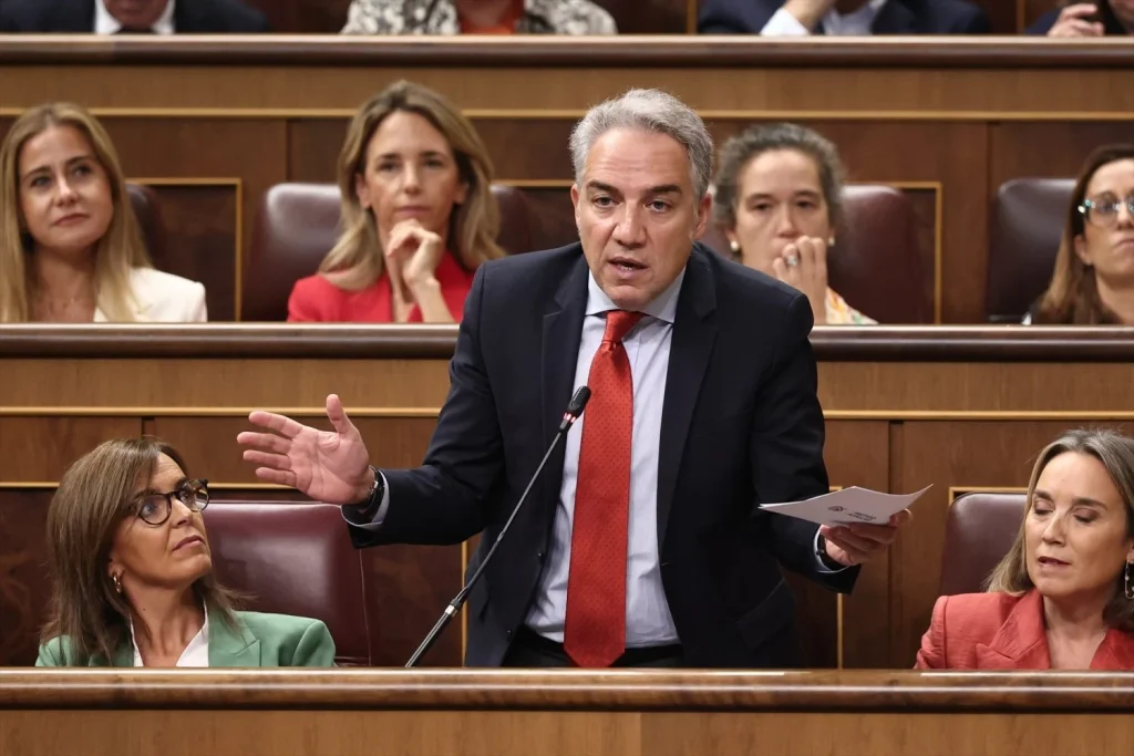 El vicesecretario de coordinación autonómica del PP, Elías Bendodo, interviene durante una sesión de Control al Gobierno, en el Congreso de los Diputados, a 7 de octubre de 2025, en Madrid (Fuente: agencias)