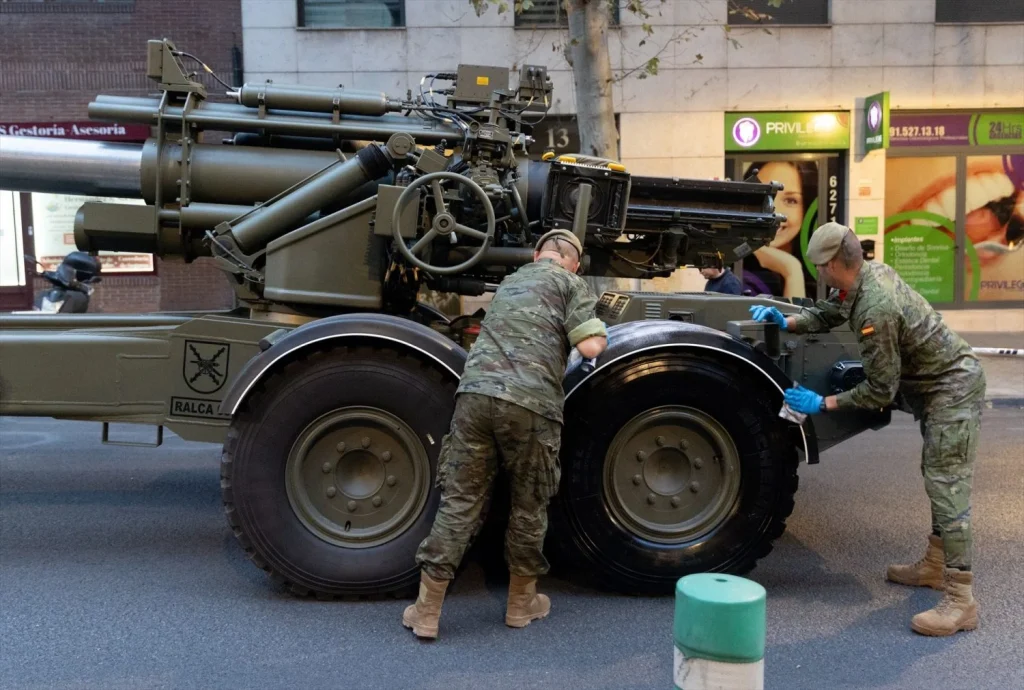 Los militares preguntan: ¿Dónde están los 679 millones prometidos para subir sueldos? 2 Moncloa EuropaPress 7021679 militares limpiando obus 155 52 siac antes acto solemne homenaje bandera Moncloa