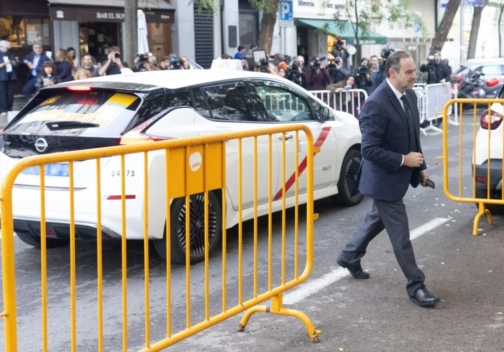 Koldo García debe justificar la procedencia de 62.400€ para gastos de Ábalos 1 Moncloa El ex ministro José Luis Ábalos entrando en el Supremo. EP