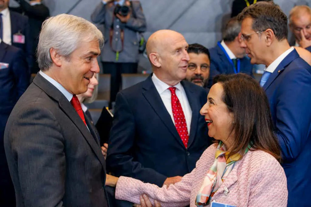 Los militares preguntan: ¿Dónde están los 679 millones prometidos para subir sueldos? 1 Moncloa EuropaPress 7028215 ministra defensa margarita robles saluda ministro defensa portuga nuno melo Moncloa