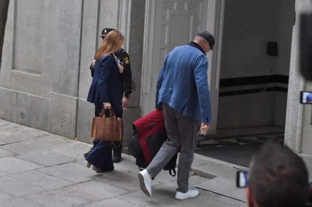 Koldo García entrando en el Supremo junto a su abogada. EP