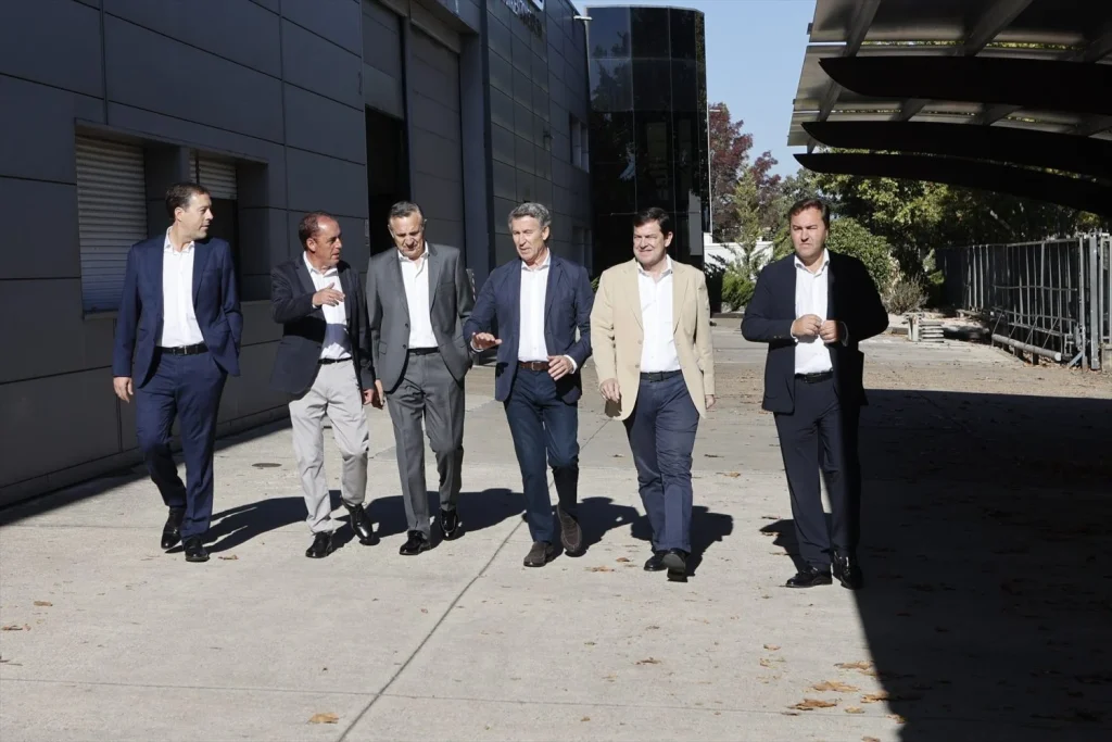 Feijóo lanza un Plan Integral para Autónomos y promete eximir del IVA a los ingresos inferiores a 85.000 euros 2 Moncloa EuropaPress 7035335 presidente pp alberto nunez feijoo presidente provincial pp benito serrano Moncloa