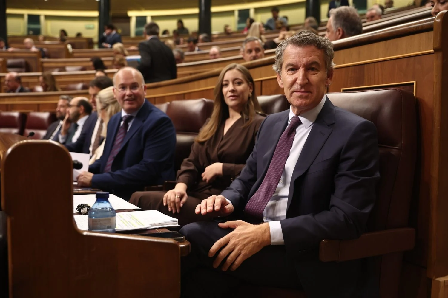 El secretario general del PP, Miguel Tellado; la portavoz del PP en el Congreso, Ester Muñoz, y el presidente del Partido Popular, Alberto Núñez Feijóo, interviene durante una sesión de control al Gobierno, en el Congreso de los Diputados, a 22 de octubre de 2025, en Madrid (Fuente: Agencias). El secretario general del PP, Miguel Tellado; la portavoz del PP en el Congreso, Ester Muñoz, y el presidente del Partido Popular, Alberto Núñez Feijóo, interviene durante una sesión de control al Gobierno, en el Congreso de los Diputados, a 22 de octubre de 2025, en Madrid (Fuente: Agencias).