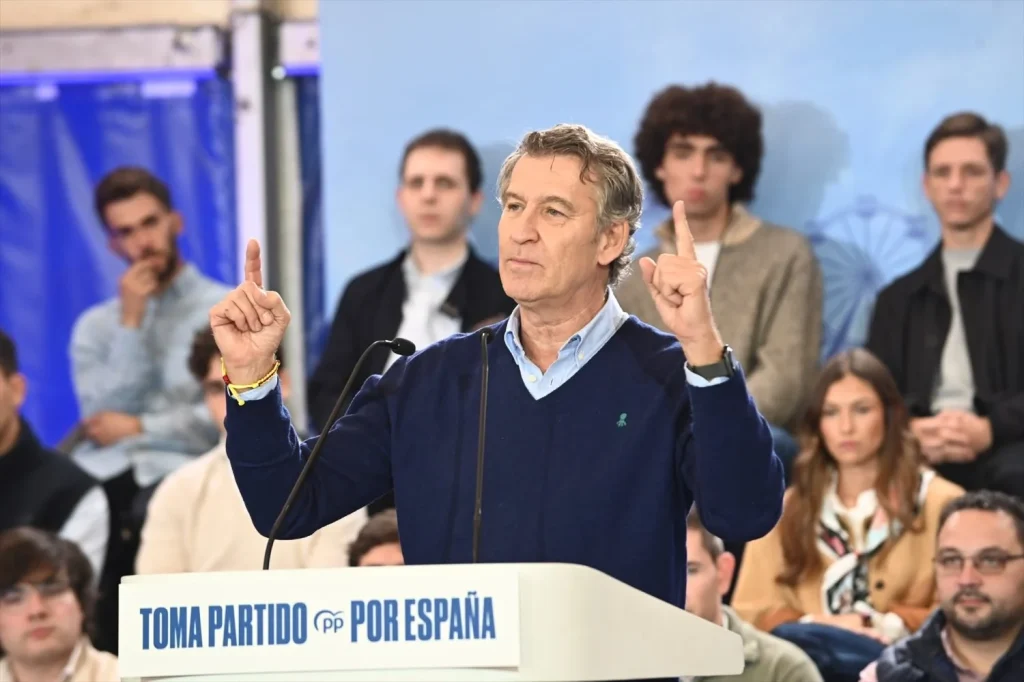 El presidente del Partido Popular, Alberto Núñez Feijóo, interviene durante un acto por el Día del Afiliado del PP de Aragón en el Parque de Atracciones, a 25 de octubre de 2025, en Zaragoza, Aragón (Fuente: Agencias)