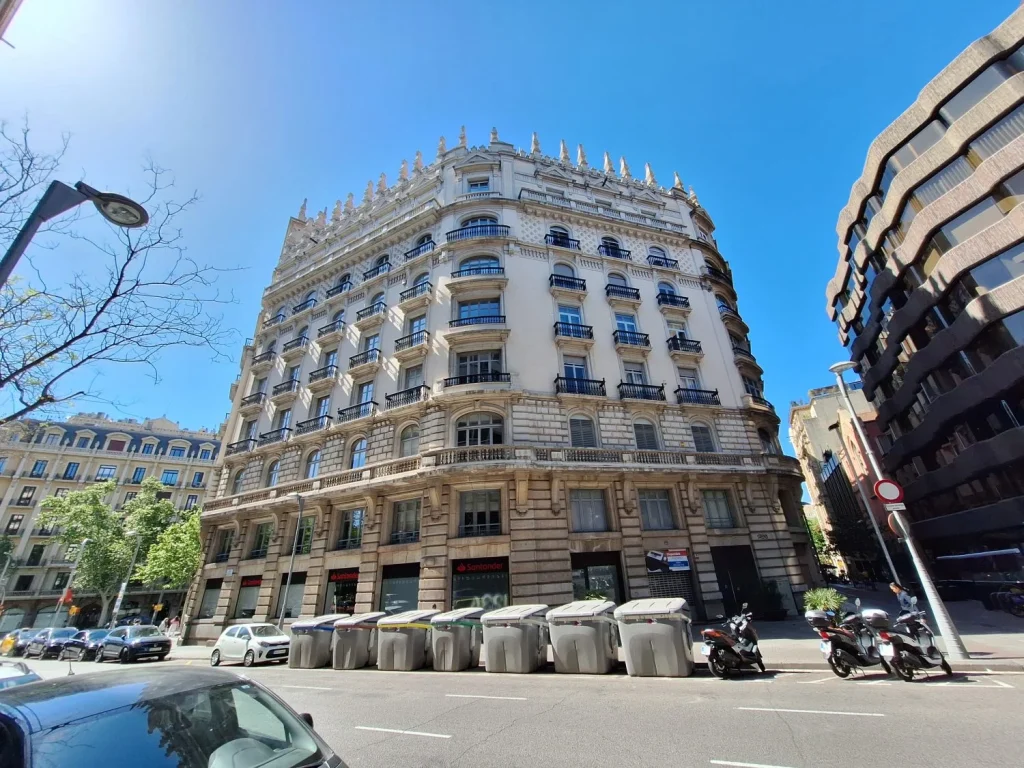 Este es el barrio de Barcelona donde la vivienda ha subido el doble en 2025: motivos y respuestas oficiales 1 Moncloa Mientras las administraciones buscan un equilibrio casi imposible, miles de ciudadanos sienten que su ciudad les está expulsando. Fuente: Web Wikipedia