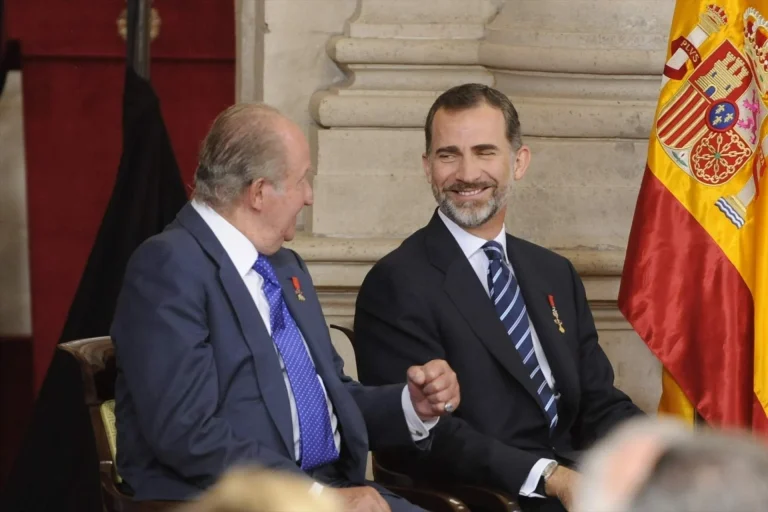 El libro del emérito y las encuestas ‘republicanas’ comprometen a Felipe VI