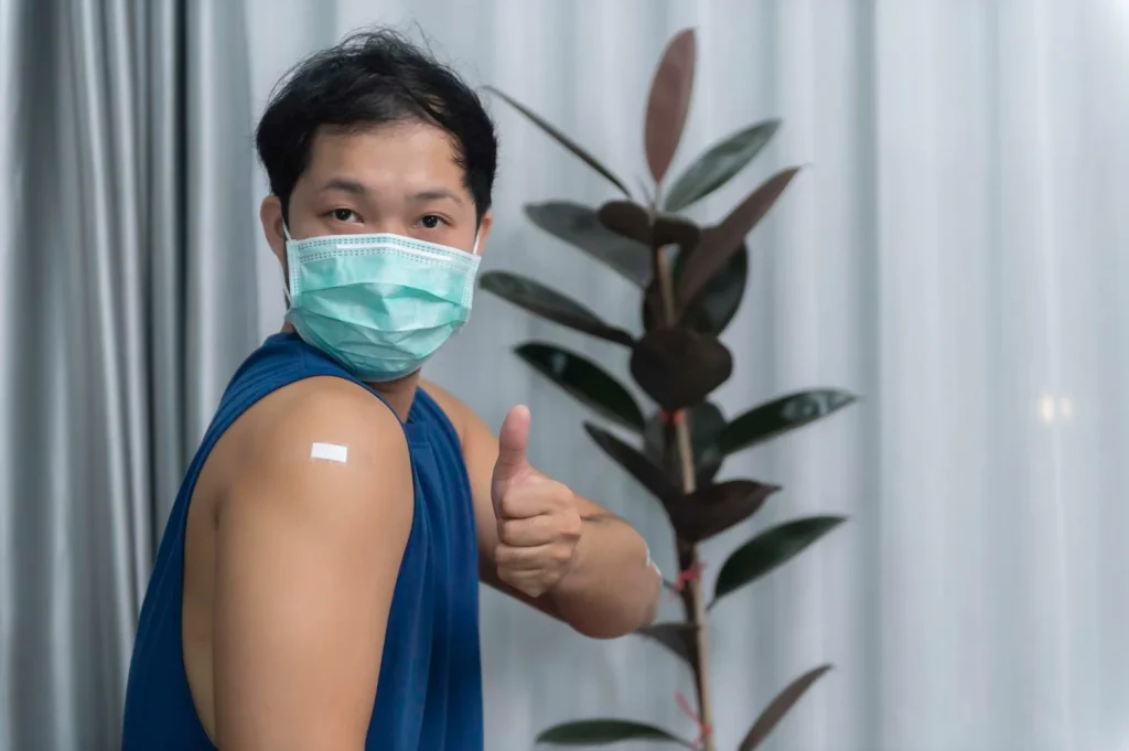 Dr. Javier Cortés (54), neumólogo, nos alerta: "La gripe de este invierno será un 340% peor que la pasada; Japón ya declaró epidemia hace dos meses y aquí ni hemos empezado la vacunación" 1 Moncloa La contundencia de las cifras obliga a analizar las causas de esta virulencia de la gripe. Fuente: Freepik
