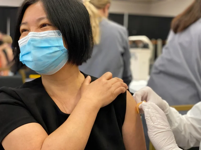 Dr. Javier Cortés (54), neumólogo, nos alerta: «La gripe de este invierno será un 340% peor que la pasada; Japón ya declaró epidemia hace dos meses y aquí ni hemos empezado la vacunación»