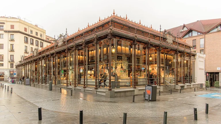 "Te ofrecen 'jamón ibérico' a 5€ la ración": Alberto Vega (61), cortador profesional, explica la estafa que te dan por liebre en el Mercado de San Miguel