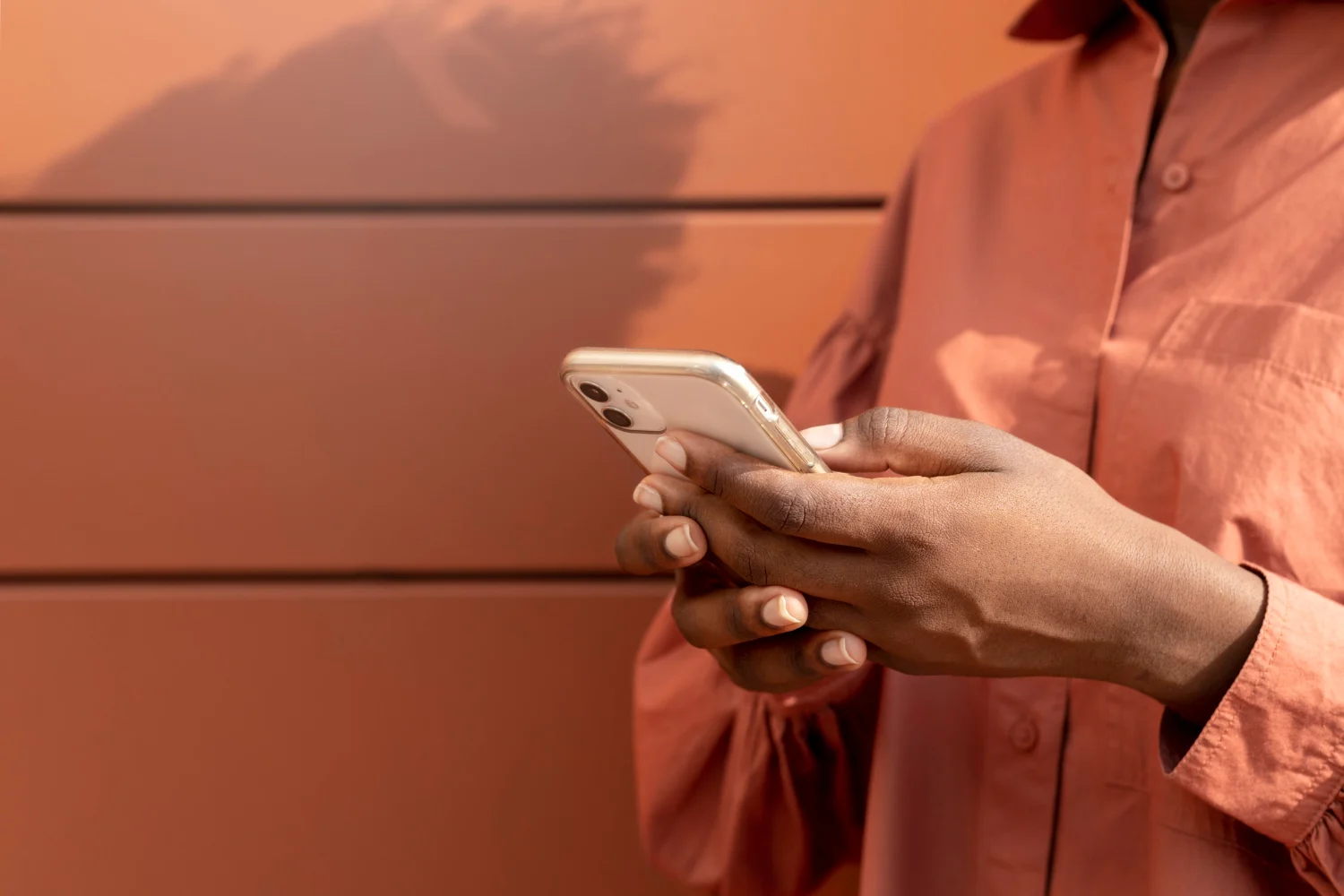 Aunque el mensaje de WhatsApp es el cebo más común, la Guardia Civil alerta de que los delincuentes usan múltiples canales para desplegar sus redes. Fuente: Freepik
