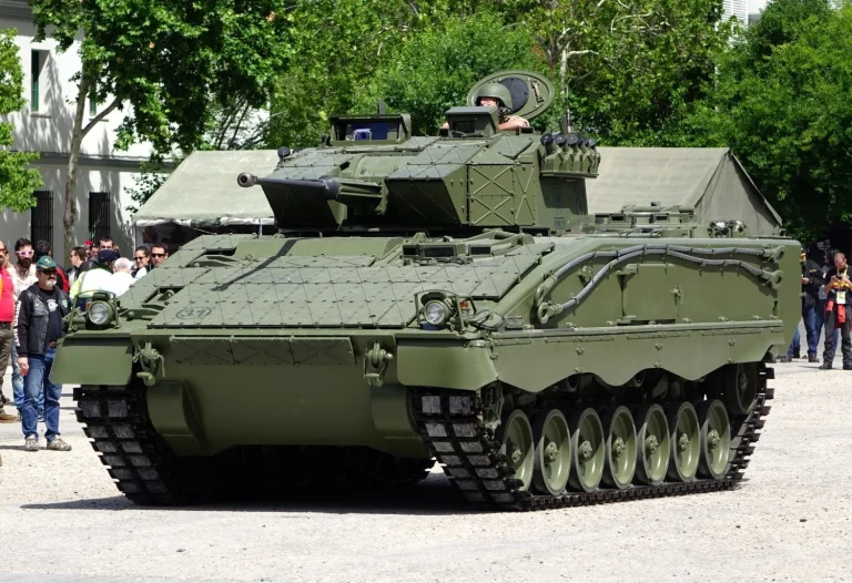 Inyección millonaria de Defensa para rejuvenecer los obsoletos blindados Pizarro
