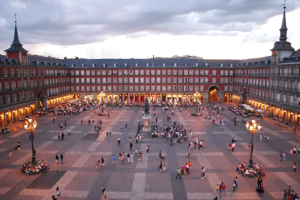 Miguel Sánchez (41), hacker ético: "Conectarse a la WiFi en estas 3 plazas de Madrid es regalar tus claves del banco en 60 segundos" 2 Moncloa Miguel Sánchez pone nombre a los puntos calientes. Estas tres emblemáticas plazas madrileñas son, según el hacker, un paraíso para quienes buscan robar datos a través de la WiFi. Fuente: Freepik