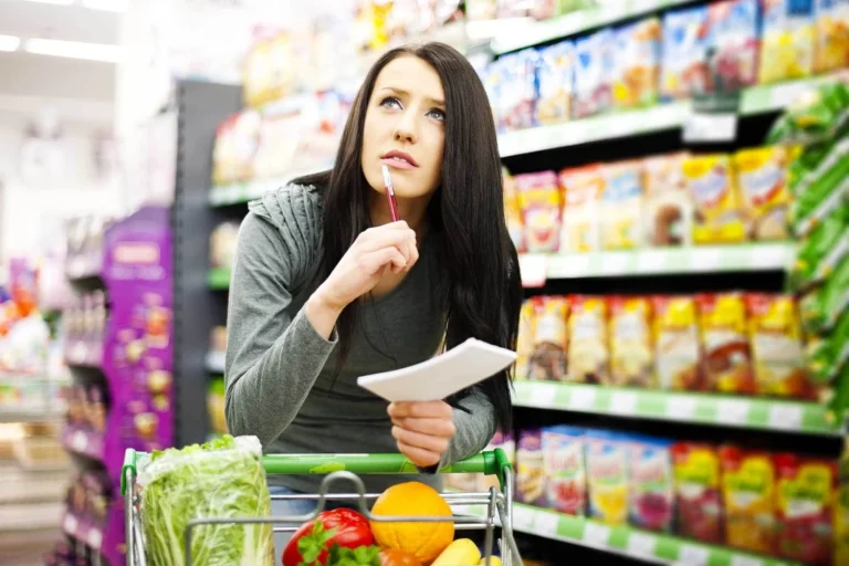 El 45% de las familias ya ahorra gracias a este gesto “prohibido” por supermercados: Así funciona
