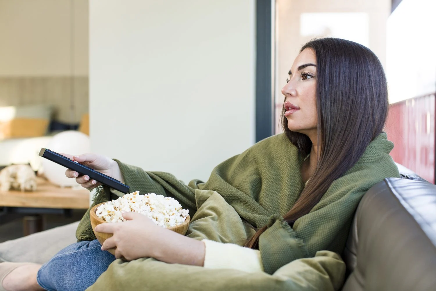 Para entender cómo funciona este mecanismo de tu Smart TV, Raquel Cifuentes desvela que no todo lo que dices es relevante, solo aquello que indica una intención de compra inminente. Fuente: Freepik
