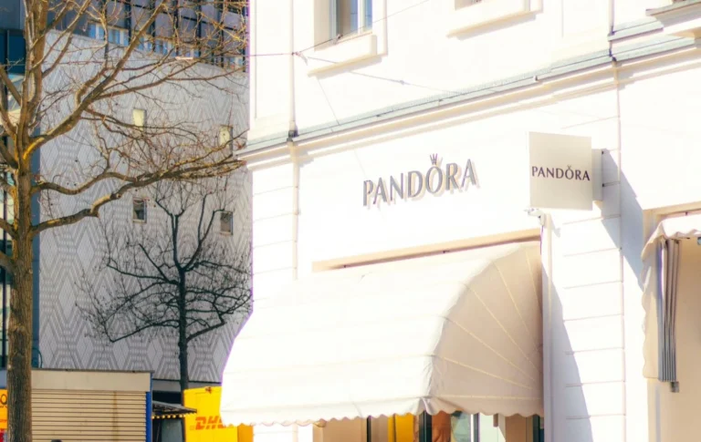 Los anillos de plata de Pandora que arrasan en España: modernos, llenos de brillo y perfectos para cualquier look