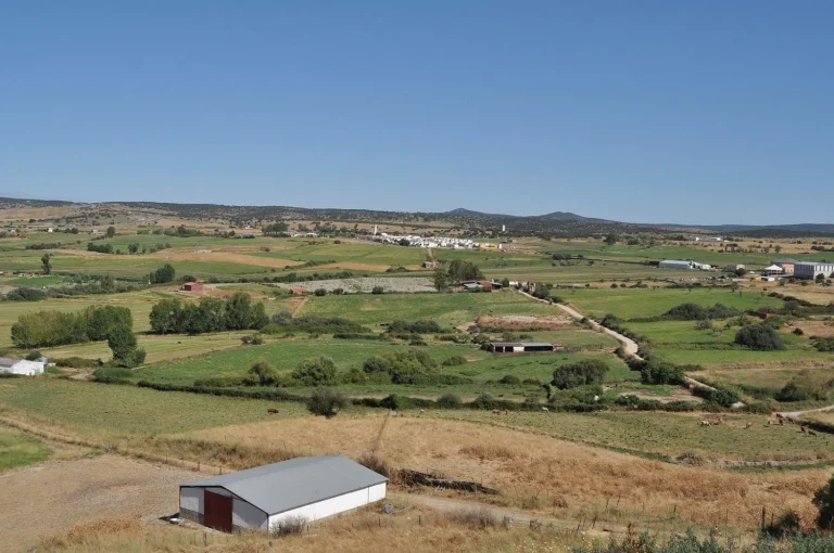 El pueblo de Extremadura con una muralla única en España que en otoño se viste de oro