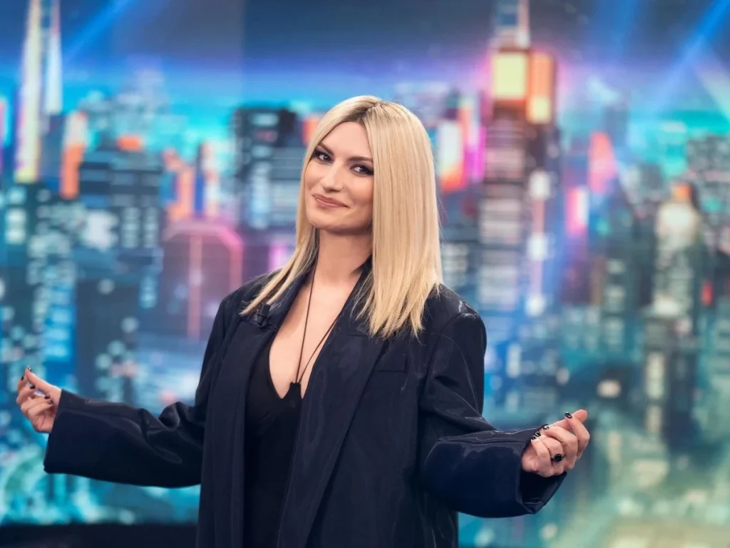 Laura Pausini y Leo Harlem: el arranque de una celebración con alma y humor