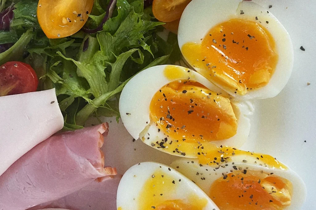 “8 alimentos que necesitas en la dieta para prevenir enfermedades”: Dra. Ricarda Moreno (39), nutricionista, revela cómo y cuándo integrarlos 2 Moncloa Los huevos son el superalimento de tu dieta